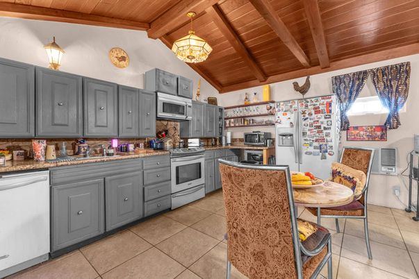 Dining room, Interior, Kitchen, Pendant Lights, Stainless Steel Appliances, Wooden Beams, Wooden Ceilings