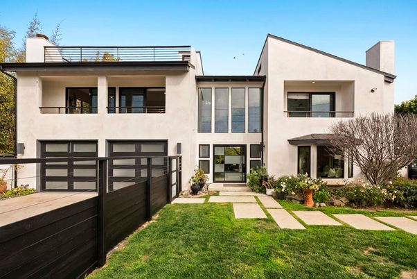 Attached, Backyard, Exterior, Facade, Modern