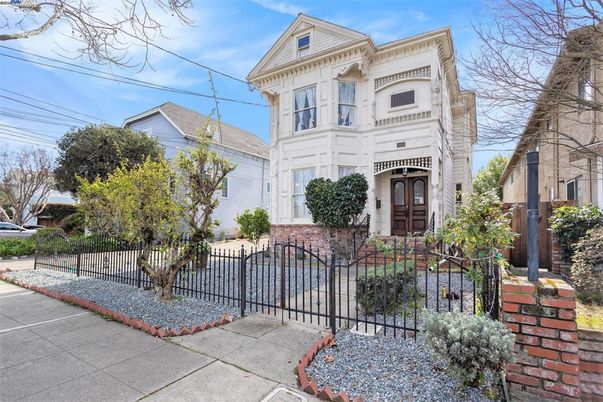 Exterior, Facade, Queen Anne Victorian