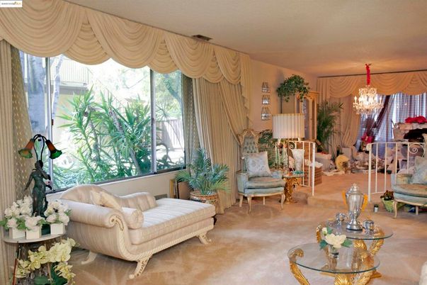Chandelier, Interior, Living room