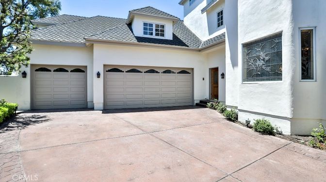 Attached, Exterior, Facade, Mediterranean