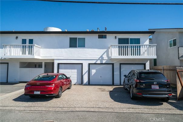 Attached, Exterior, Facade, Modern