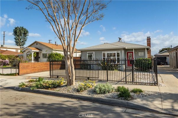 Exterior, Facade, Ranch