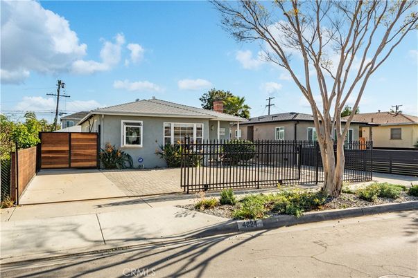 Exterior, Facade, Ranch