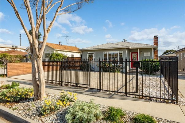 Exterior, Facade, Ranch