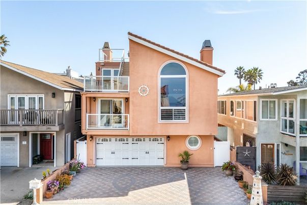 Attached, Exterior, Facade, Modern