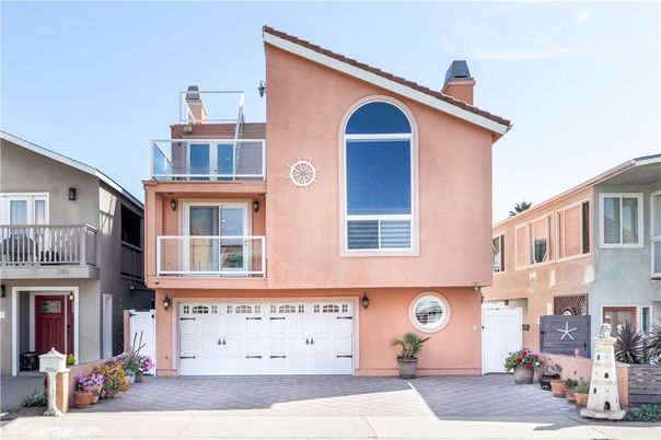 Attached, Exterior, Facade, Modern