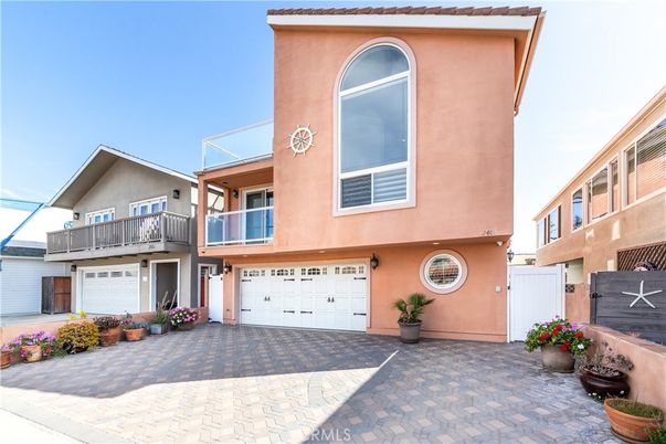Attached, Exterior, Facade, Mediterranean
