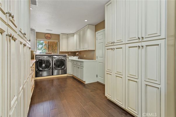 Interior, Recessed Lighting, Washer, Wood Texture Flooring