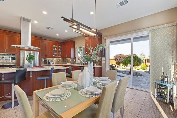 Dining room, Interior, Kitchen, Pendant Lights, Recessed Lighting, Stainless Steel Appliances