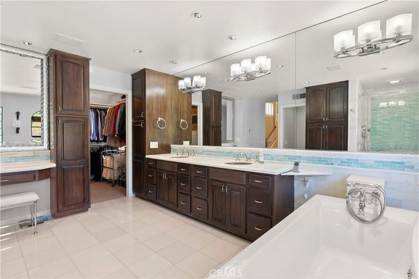 Bathroom, Dual Sink Vanities, Interior, Recessed Lighting