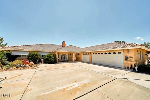 Attached, Exterior, Facade, Mediterranean