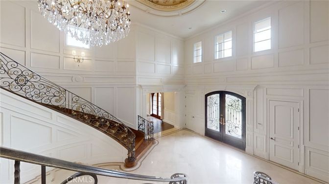 Chandelier, Interior