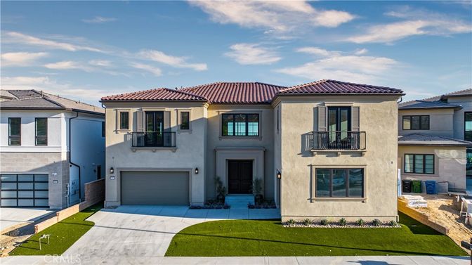 Attached, Exterior, Facade, Mediterranean