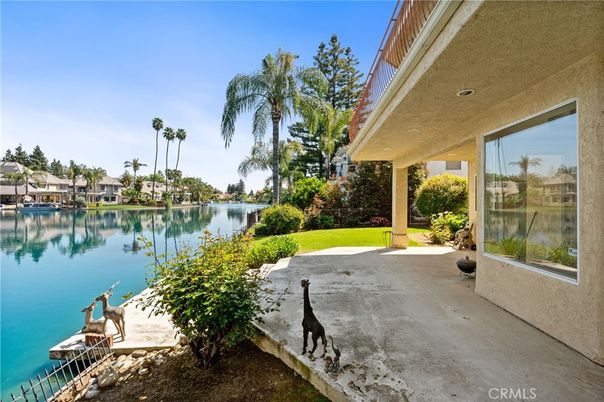 Exterior, Lake