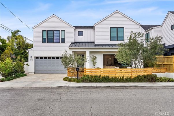 Attached, Exterior, Facade, Farmhouse
