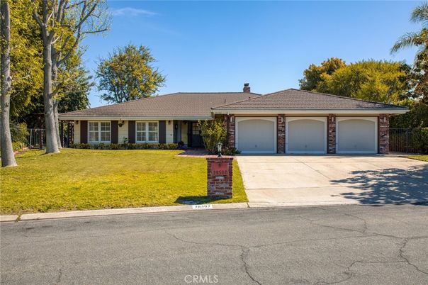Attached, Exterior, Facade, Ranch