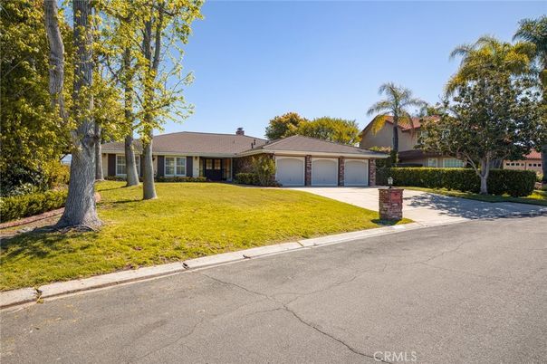 Attached, Exterior, Facade, Ranch