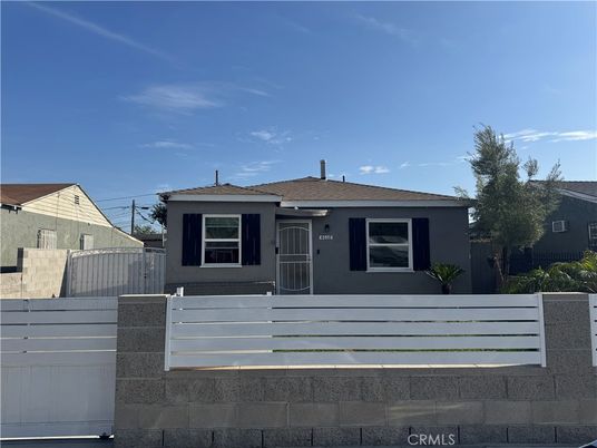 Exterior, Facade, Ranch