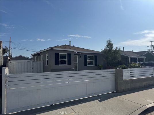 Exterior, Facade, Ranch