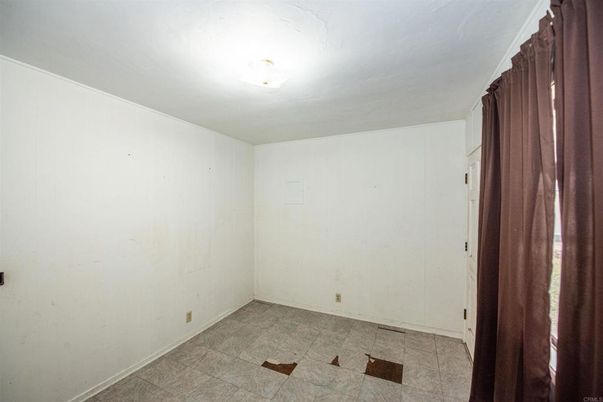 Empty room, Interior