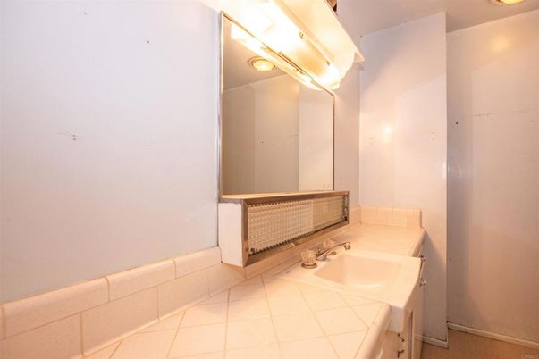 Bathroom, Interior, Tile Countertops