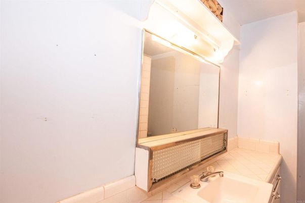 Bathroom, Interior, Tile Countertops