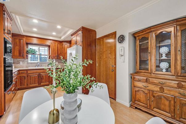 Dining room, Interior, Kitchen, Recessed Lighting, Wood Texture Flooring