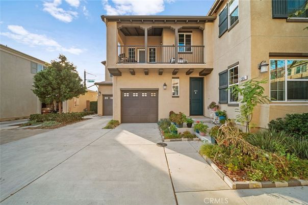Attached, Exterior, Facade, Mediterranean