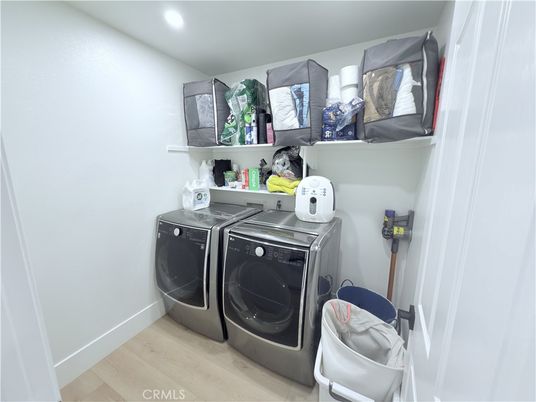 Interior, Recessed Lighting, Washer, Wood Texture Flooring