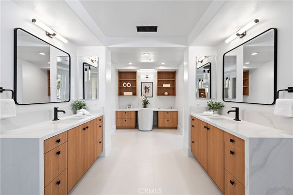 Bathroom, Dual Sink Vanities, Interior, Recessed Lighting