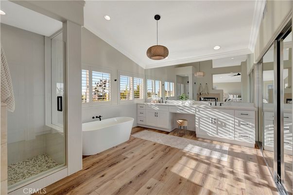 Bathroom, Free Standing Baths, Interior, Pendant Lights, Recessed Lighting, Wood Texture Flooring