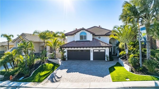 Attached, Exterior, Facade, Mediterranean