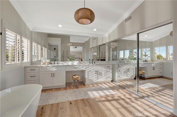 Bathroom, Free Standing Baths, Interior, Pendant Lights, Recessed Lighting, Wood Texture Flooring