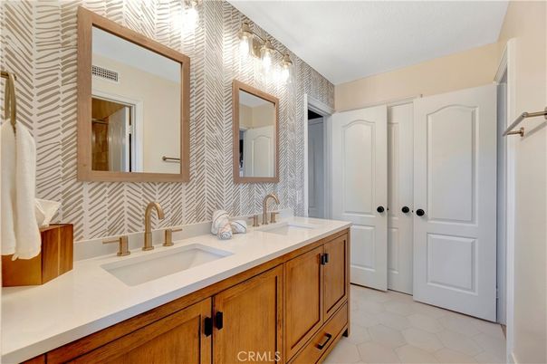 Bathroom, Dual Sink Vanities, Interior