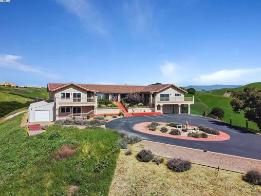 Attached, Exterior, Facade, Ranch