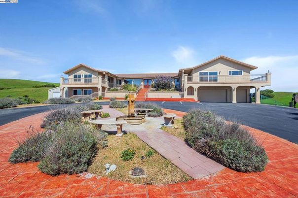 Attached, Exterior, Facade, American Craftsman