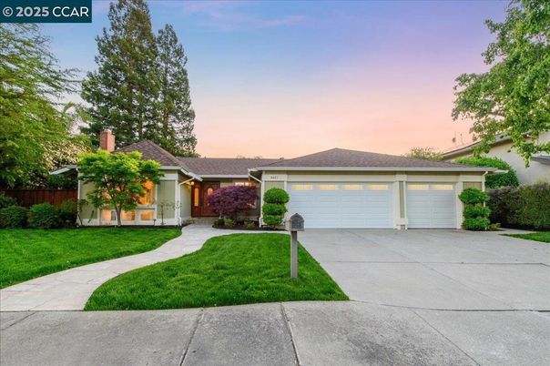 Attached, Exterior, Facade, Ranch