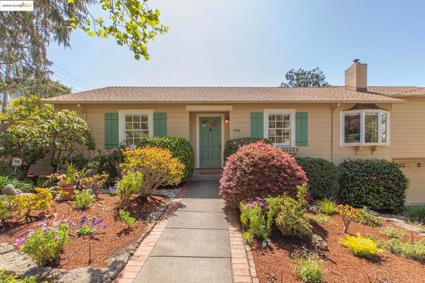 Exterior, Facade, Ranch