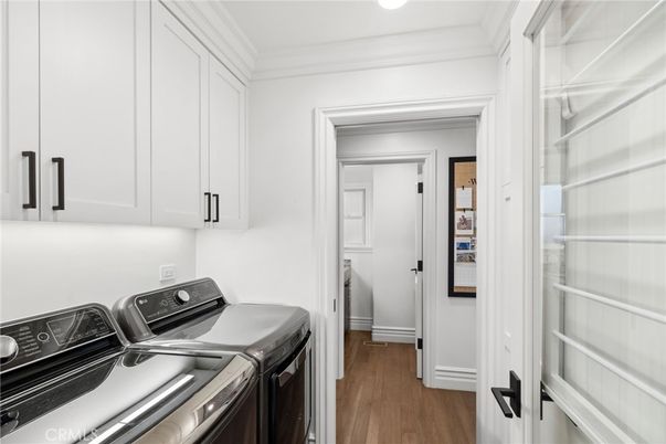 Interior, Recessed Lighting, Washer, Wood Texture Flooring