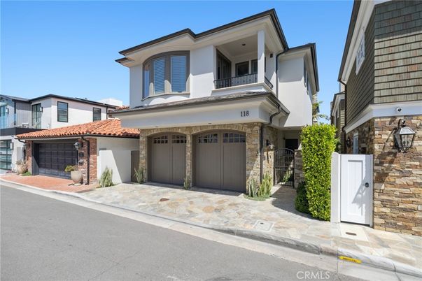 Attached, Exterior, Facade, Mediterranean