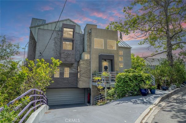 Attached, Exterior, Facade, Rowhouse