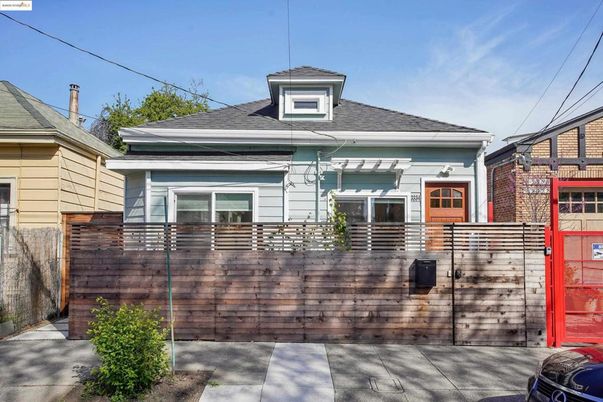Attached, Exterior, Facade, American Foursquare