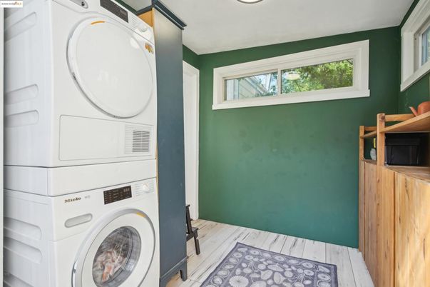Interior, Utility Closets, Washer, Wood Texture Flooring