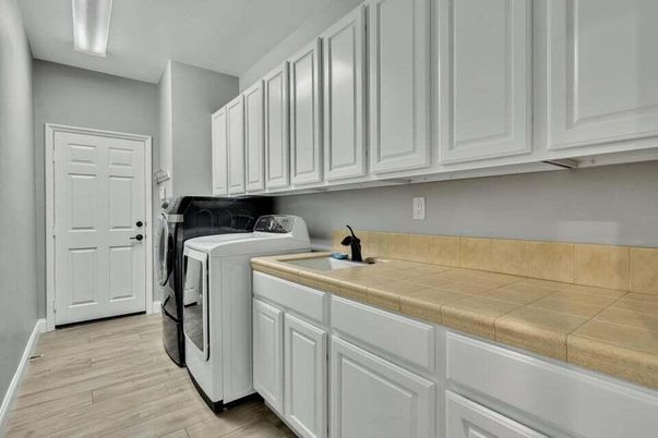 Interior, Washer, Wood Texture Flooring