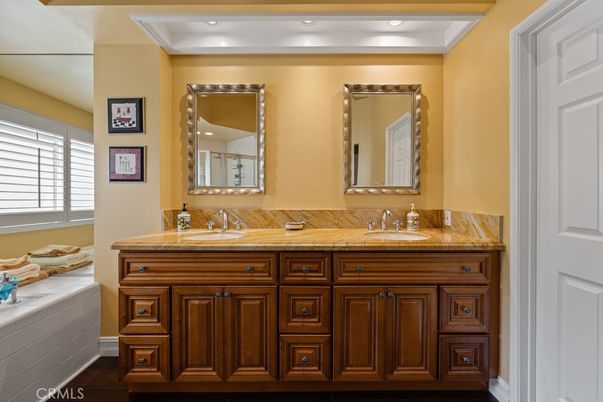 Bathroom, Dual Sink Vanities, Interior, Recessed Lighting