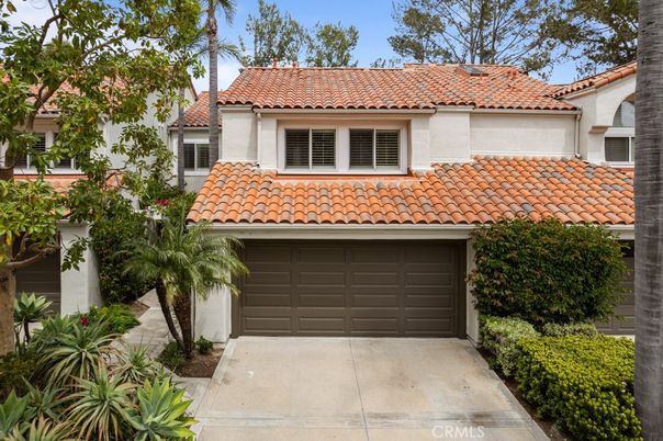 Attached, Exterior, Facade, Mediterranean
