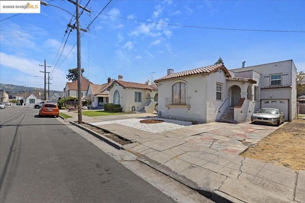 Attached, Exterior, Facade, Spanish Mediterranean