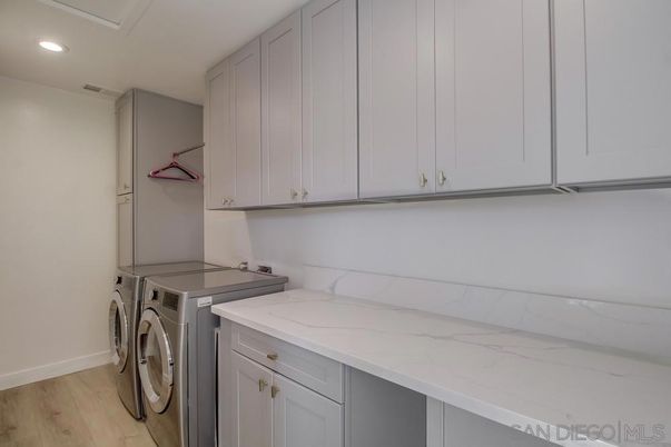 Interior, Recessed Lighting, Washer, Wood Texture Flooring