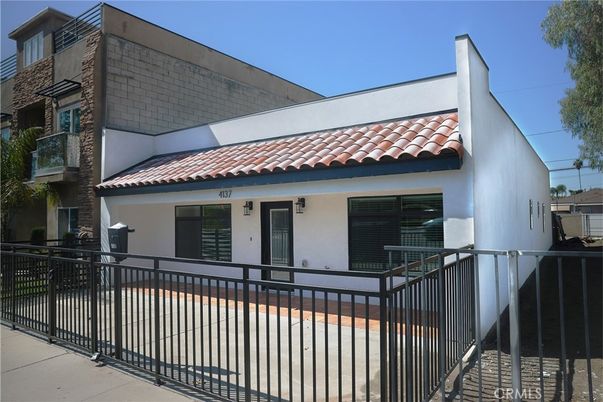 Exterior, Facade, Modern